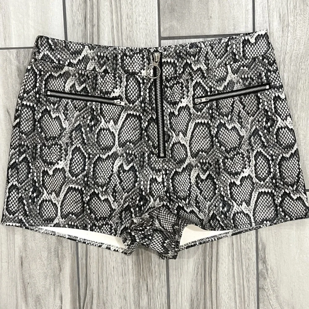 Voge Boutique Shorts Women L Grey NEW Snake Print Queen Cobra High Rise Zipper